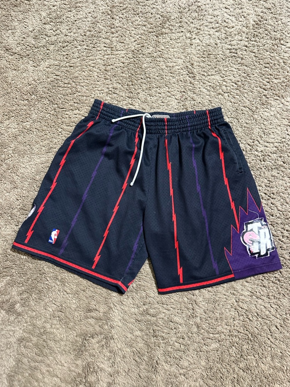Vintage Toronto Raptors “triple black” shorts 00s size 2XL